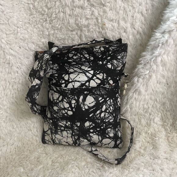 Project Lydia Giraffe Black and White Small crossbody bag . - Picture 11 of 12